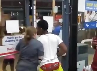 La propriétaire d'une station-service tente d'empêcher un groupe d'enfants de piller son magasin