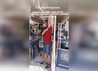 Il fait sonner le portique du magasin après s'être fait vacciner