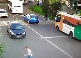 Traverser la rue sans regarder avec le téléphone collé à l’oreille