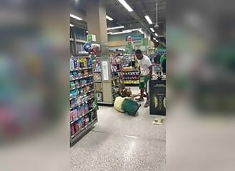 Un homme ivre se trompe de cible et reçoit une leçon