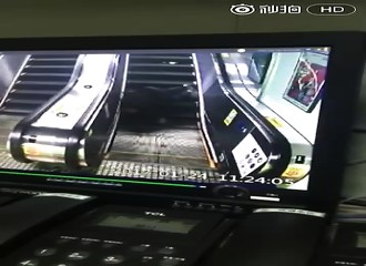 Un vieil homme chute dans un escalator et y passe un très mauvais quart d’heure…