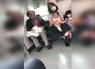 Dans le métro, un vieux pervers glisse sa main sous la jupe d’une mère de famille