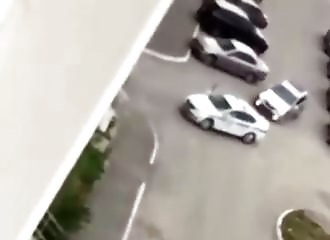 Il se passe vraiment de drôles de choses dans cette vidéo…