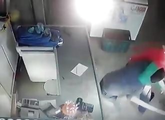Brésil : à l’aide d’un simple balai, le propriétaire d’une boutique affronte deux braqueurs armés