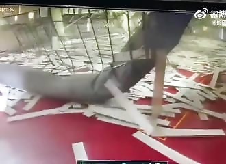 Un gymnase s'effondre lors d'un tremblement de terre 