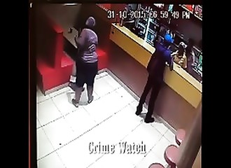 Le gérant d’un bar-restaurant sud-africain tire sur un braqueur armé