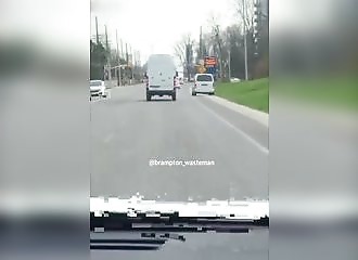 Déchaînée, elle fait du rodéo sur le toit de la voiture de son petit ami