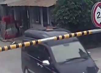 Chine : un enfant met sa tête par le toit ouvrant au moment de passer sous une barrière