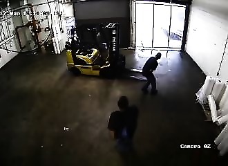 Alors qu’ils sont dans un entrepôt, des ouvriers se font surprendre par une tornade !