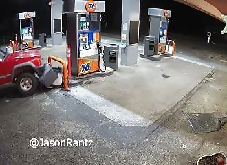 Deux voyous tentent d'ouvrir un distributeur en fonçant dessus en voiture