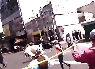 Mexique : un automobiliste complètement cinglé fonce sur des manifestants