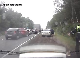 Russie : un policier alerte un camionneur pour éviter un carambolage