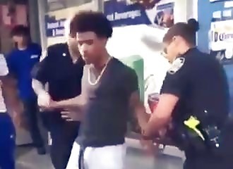 États-Unis : un jeune se joue de deux policiers qui tentent de le menotter