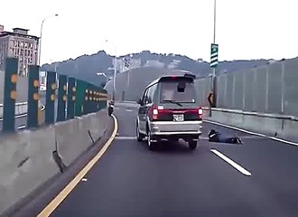 Un motard veut doubler à tout-va et il le regrette amèrement !