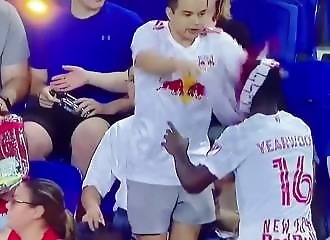 He wants to apologize after throwing a ball into a woman's head, it goes wrong