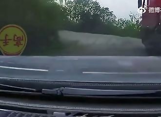 Overtaking a truck on a mountain road goes wrong