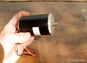 Il se fabrique des propulseurs aquatiques à partir de bouteilles en aluminium