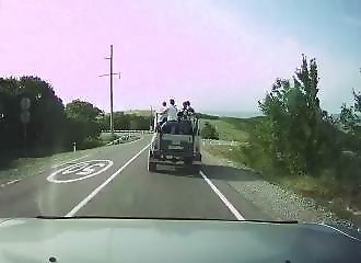 Des touristes brutalement éjectés d’une Jeep lors d’un gros accident (Russie)
