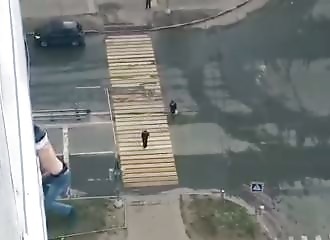 Il tente de prendre un selfie sur le rebord de sa fenêtre et frôle la mort (Russie)
