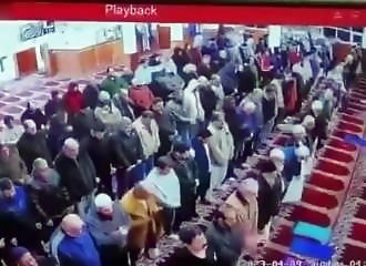 Un imam poignardé deux fois lors d'un service de prière par un autre musulman