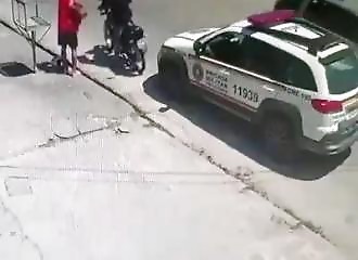 Brésil : d’honnêtes jeunes pris pour des voleurs en scooter