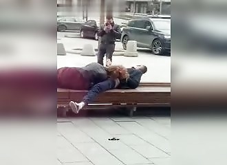 Elle offre une fellation à son copain sur la place publique