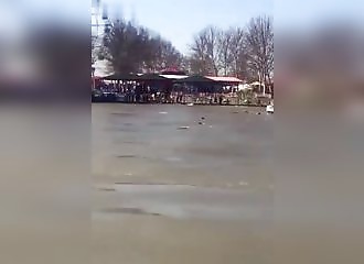 Naufrage d’un bac de loisir en Irak, des volontaires tentent de repêcher les victimes