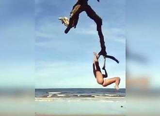 Pour une photo sexy, elle veut absolument monter sur cet arbre 