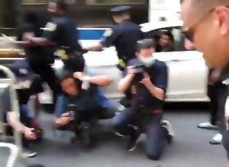 En voulant arrêter une manifestante, un policier glisse et se fracasse la gueule