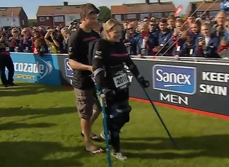 Grâce à son exosquelette, elle parvient à prendre part et à achever un semi-marathon (Royaume-Uni)