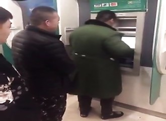 Comment taper son code bancaire en toute sécurité au distributeur