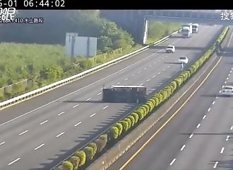 Une Tesla s’encastre dans le toit d’un camion renversé sur l'autoroute (Taïwan)