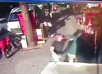 Une racaille tente de s'attaquer à un vieil homme