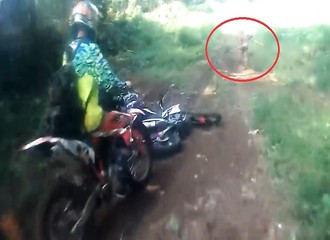 Un motard se fait attaquer par un homme nu qui finit par fuir dans la broussaille