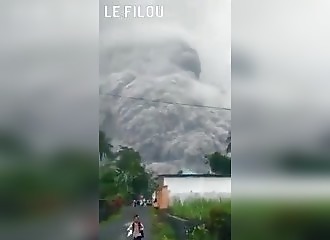 Des habitants de Java courent pour leur vie alors qu'un volcan vient d'entrer en irruption
