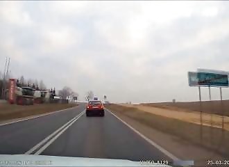 Il tient à doubler absolument et finit par faire un terrible accident