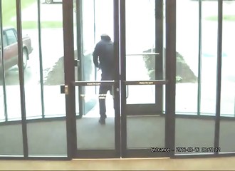 Deux braqueurs amateurs se font refouler d’une banque… par des portes