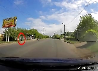 Russie : un adolescent traverse la route sans regarder et se fait renverser par une voiture