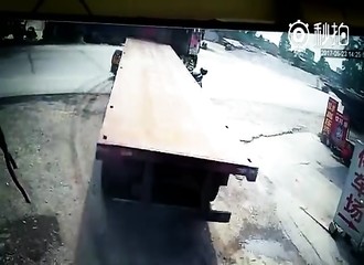 Une scootériste finit sous les roues d’une remorque et échappe de peu à la mort (Chine)
