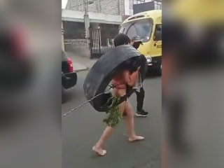 Thief humiliated after assaulting shopkeeper in Ecuador
