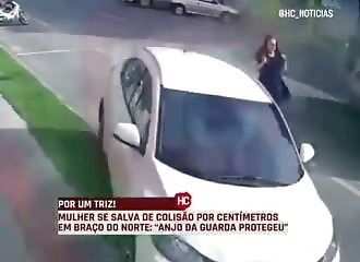 Une femme marchant au milieu de la route survit à un accident complètement fou