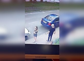 Elle surprend un pervers qui filme ses fesses ... Sa réaction est énorme !