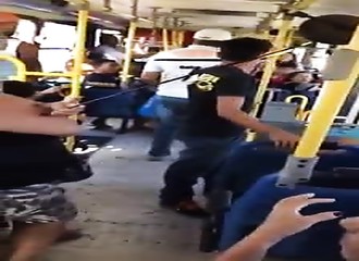 Brésil : une femme se prend une flèche perdue alors qu'elle est dans un bus