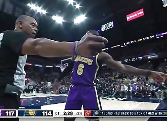 Lebron James se fait huer par deux spectateurs, il demande à ce qu'ils se fassent expulser