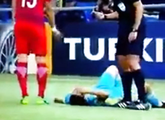 Un footballeur a trouvé la solution pour soigner son adversaire blessé