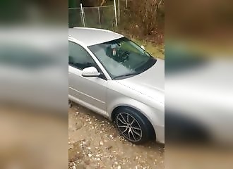 Il tente de traverser une rivière en crue avec une audi A3