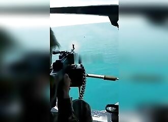 Vont-ils réussir à abattre ce drone avant qu'il ne leur explose au visage ?