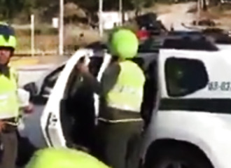 Un malfrat se fait assommer par un jet de pierre (Colombie)