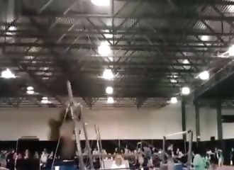 Une gymnaste s’assomme en frappant brutalement une barre asymétrique