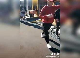 Un homme en fauteuil roulant tente de descendre d’un train, catastrophe !
